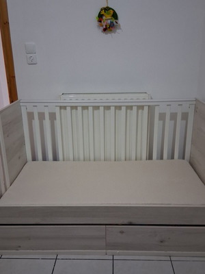 Casababy Nova Convertible Baby Bed like new with drawers and mattress
