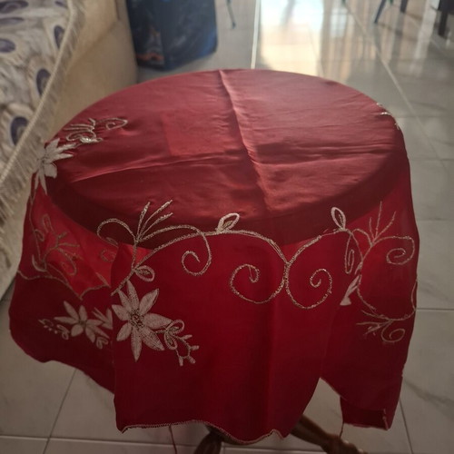Red round tablecloth
