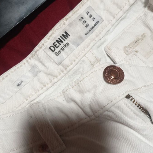 Bershka White Denim Mom Fit Jeans with Knee Rip Like New XS