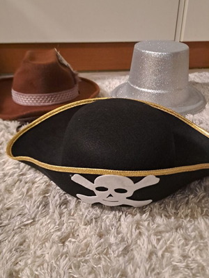 Carnival hats used, set of 3 pieces