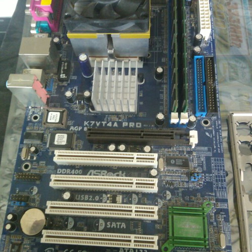 Amd Athlon 2000 XP SocketA Asrock K7VT4A KT400 KT400A used set with 1GB