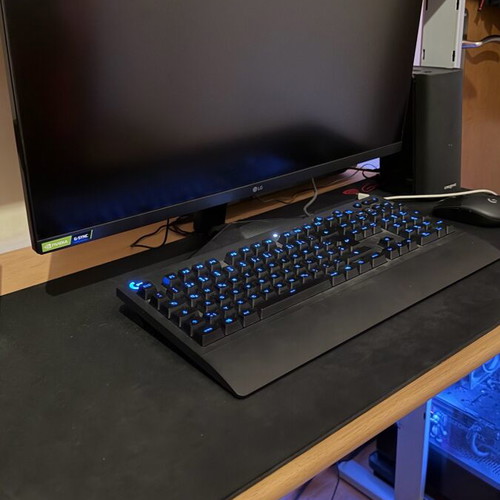 LG 27GN60R-B 27″ gaming monitor used