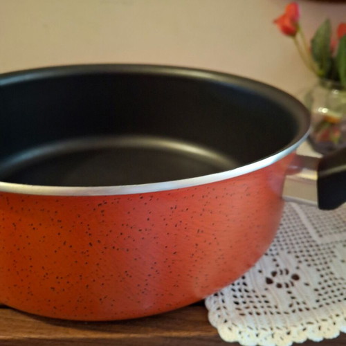 Nonstick saucepan with handle and lid like new, vibrant color