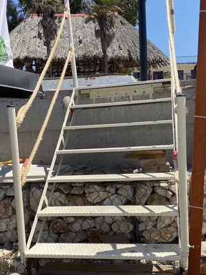 Μεταλλική σκάλα γαλβανιζέ σαν καινούργια