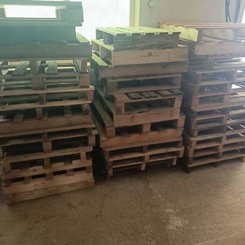 Wooden pallets in various sizes