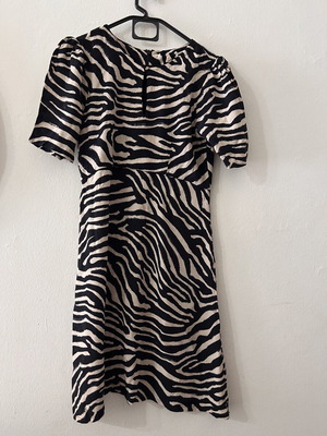 Φόρεμα με zebra print σαν καινούργιο, κοντό μανίκι, μέγεθος M από H&M