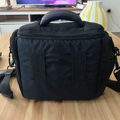 Nikon D7200 DSLR with NIKKOR 18-140mm VR lens and bag, full kit