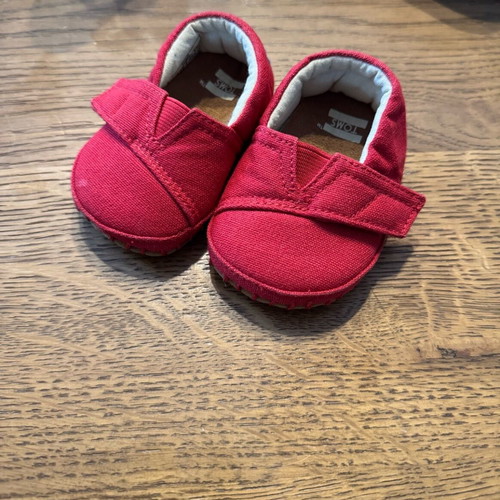 Toms baby shoes size 17.5 like new, 6-12 months