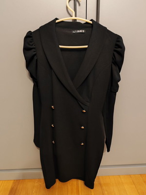Μίνι tuxedo φόρεμα με ιδιαίτερο μανίκι και χρυσά κουμπιά σαν καινούργιο