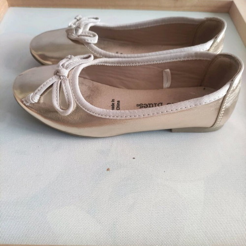 Gold-colored shoes like new, size 29, barely worn