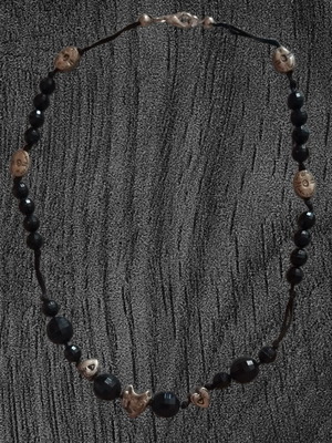 Short necklace with black stones and silver details new