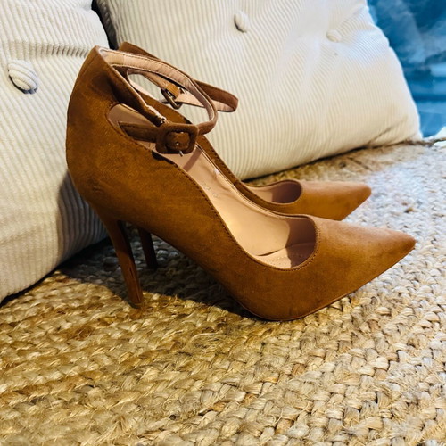 Suede strap pumps tan new, size 40, 9 cm heel