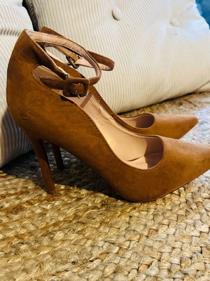 Suede strap pumps tan new, size 40, 9 cm heel