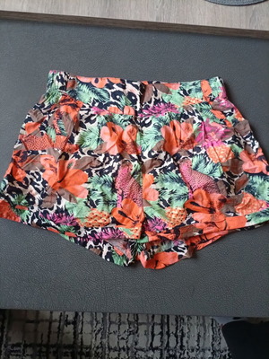 H&M Shorts size 38 like new, multicolor