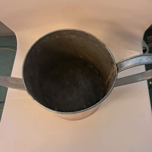 Watering can-shaped flowerpot used, aluminum