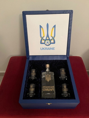 Комплект Украинска водка Presidential Standard с кутия и 4 чаши, като нов