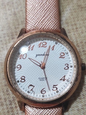 Quartz women's watch like new, beige dial with gold and salmon numbers, salmon strap