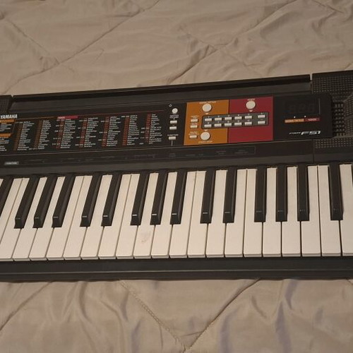 Yamaha PSR F51 keyboard like new with stand