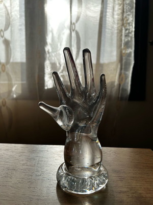 Decorative glass hand like new, ideal for rings