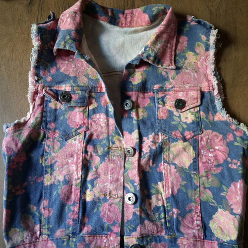Denim floral vest size M like new, blue and pink