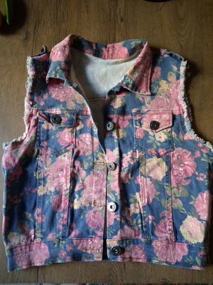 Denim floral vest size M like new, blue and pink