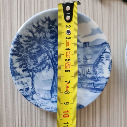 Currier & Ives decorative plates like new, set of 2 with stands