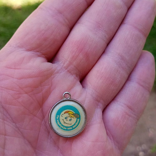 Commemorative pendant To Hamogelo tou Paidiou used, metal