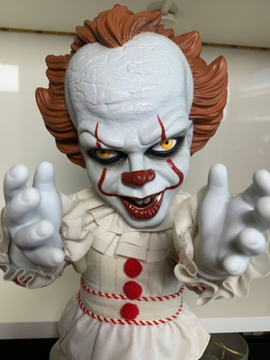 Mezco IT Mega Scale Talking Pennywise фигура за действие употребявана
