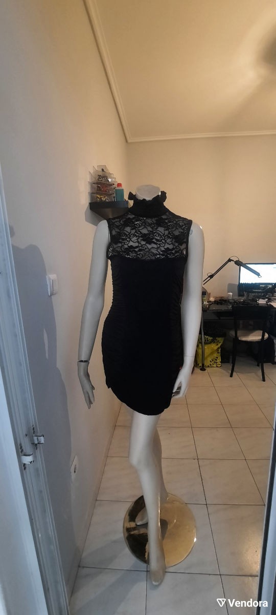 Μαύρο φόρεμα με δαντέλα - € 30,00 - Vendora