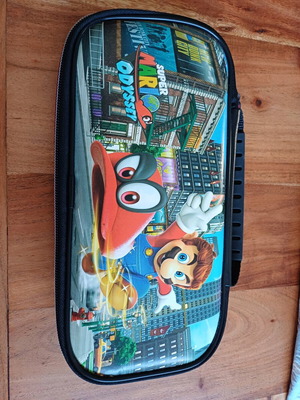 Nintendo Switch Super Mario Odyssey case like new with two game cartridge cases gift