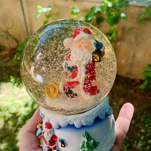 Musical snow globe