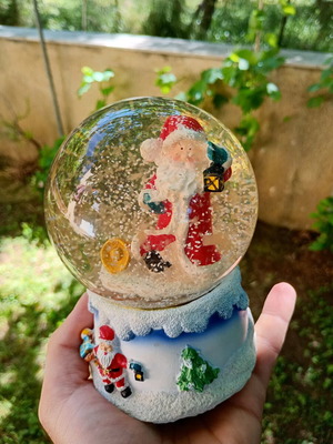 Musical snow globe