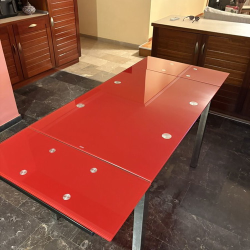 Extendable dining table with red glass surface like new