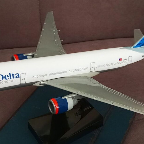 Boeing 777-232ER Delta Air Lines plastic model 1/200 scale new