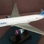 Boeing 777-232ER Delta Air Lines plastic model 1/200 scale new