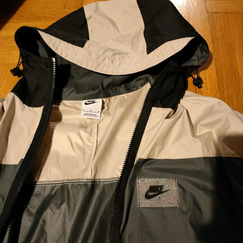 nike αντιανεμικό αδιάβροχο μπουφάν ανδρικό medium που γίνεται τσαντακι