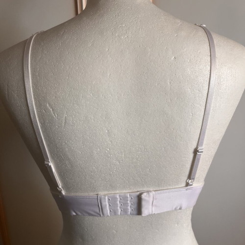 Bra like new with removable padding, white