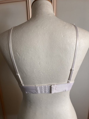 Bra like new with removable padding, white