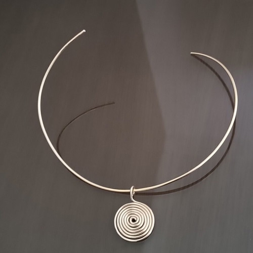 Necklace gold rod new with removable spiral made of aluminum wire
