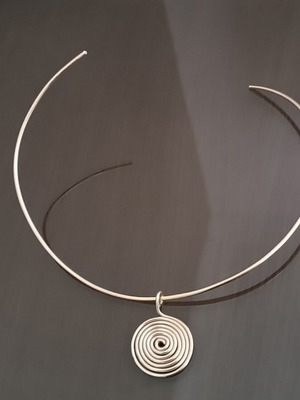 Necklace gold rod new with removable spiral made of aluminum wire