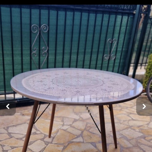 Round table like new, 1 meter wide, gray marble look, metal legs with wood finish