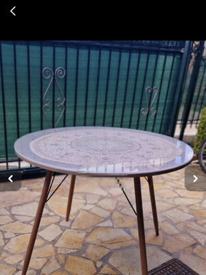 Round table like new, 1 meter wide, gray marble look, metal legs with wood finish
