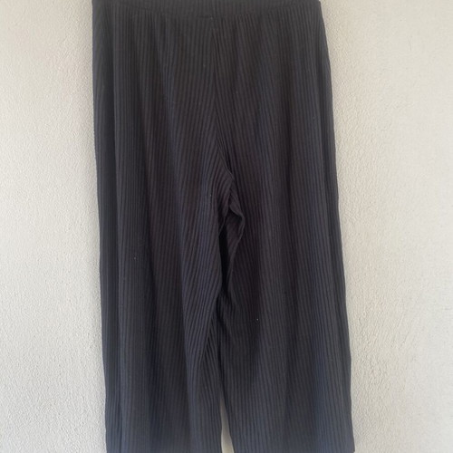 Stradivarius ribbed black cropped pants like new, medium size