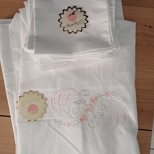 Ricami filo d'oro Italian bedding set with pink and white embroidered flower