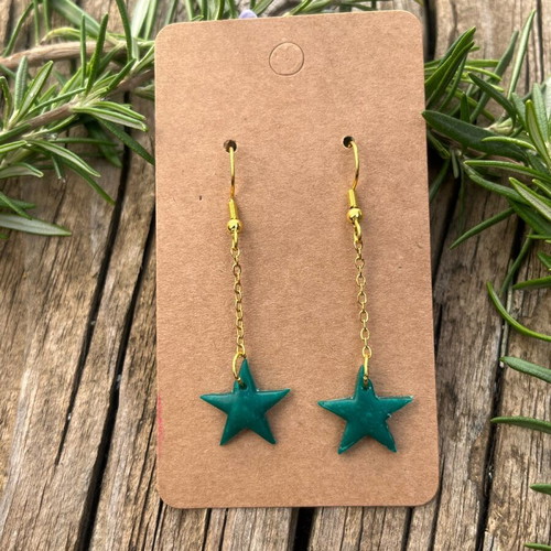 Star-shaped green dangling earrings new with steel chain