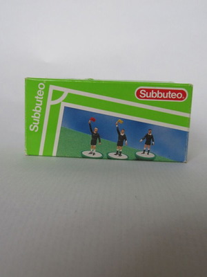 Subbuteo 61107 referee and linesmen set like new