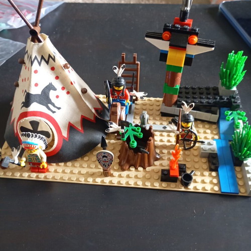 Lego Chiefs Tepee 6746 like new, complete set without box or instructions