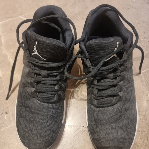Jordan women's basketball shoes like new, black, size 40