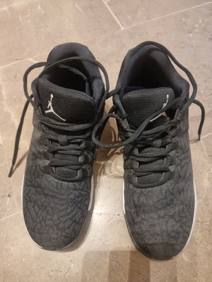 Jordan women's basketball shoes like new, black, size 40