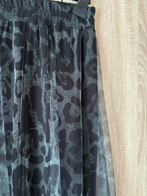 Skirt green with leopard print midi flared size Small like new